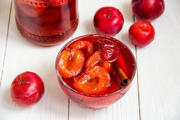 Pitted plum compote