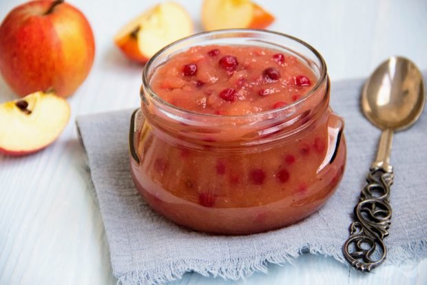 Apple and lingonberry jam