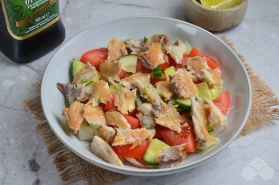 Salad with smoked mackerel and vegetables: photo of recipe preparation, step 4