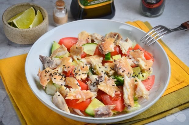 Salad with smoked mackerel and vegetables