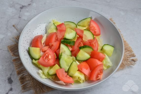 Salad with smoked mackerel and vegetables: photo of recipe preparation, step 2