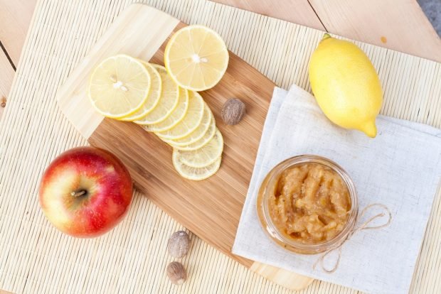 Apple jam with ginger and lemon 