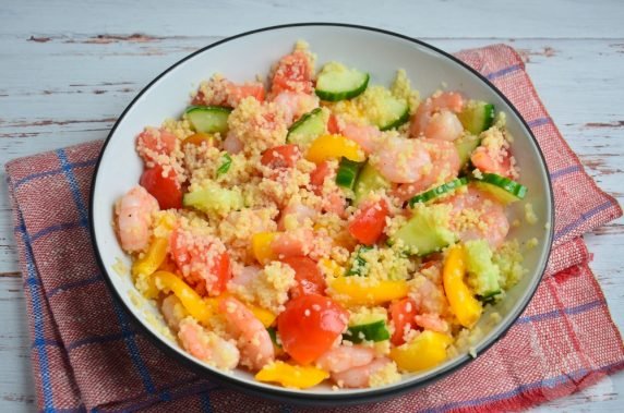 Vegetable salad with shrimp and couscous: photo of recipe preparation, step 4