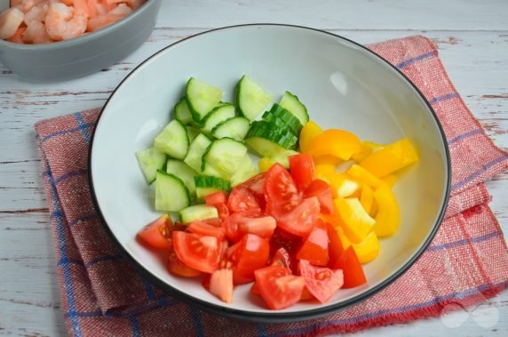 Vegetable salad with shrimp and couscous: photo of recipe preparation, step 2