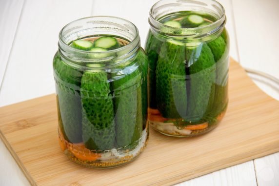 Crispy pickled cucumbers in Finnish for winter: photo of recipe preparation, step 4