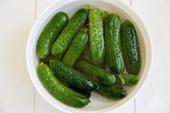 Crispy pickled cucumbers in Finnish for winter: photo of recipe preparation, step 1