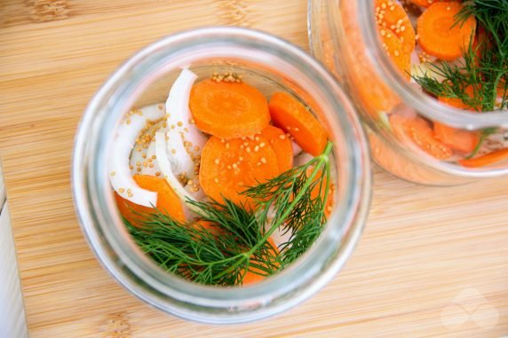 Crispy pickled cucumbers in Finnish for winter: photo of recipe preparation, step 3