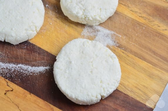 Cheesecakes in coconut oil: photo of recipe preparation, step 2