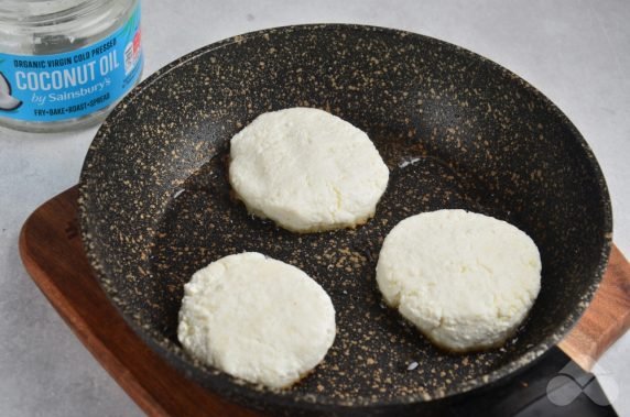 Cheesecakes in coconut oil: photo of recipe preparation, step 3