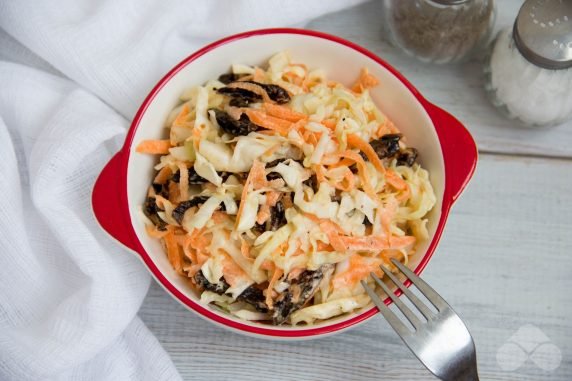 Fresh cabbage salad with prunes and mayonnaise: photo of recipe preparation, step 6