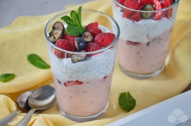 Berry yogurt parfait