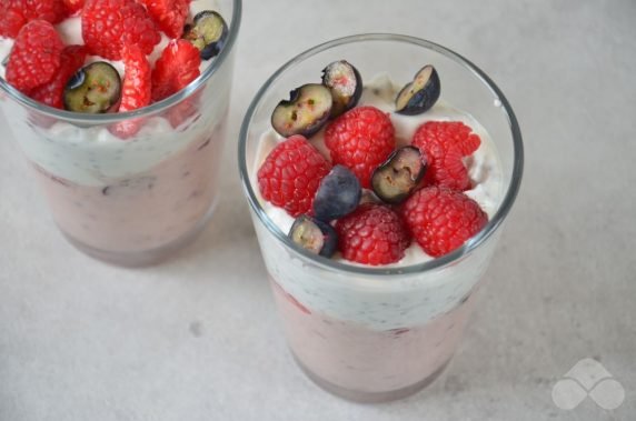 Berry yogurt parfait: photo of recipe preparation, step 2