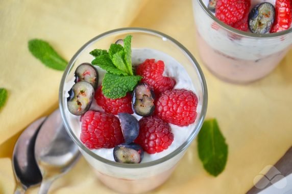 Berry yogurt parfait: photo of recipe preparation, step 3