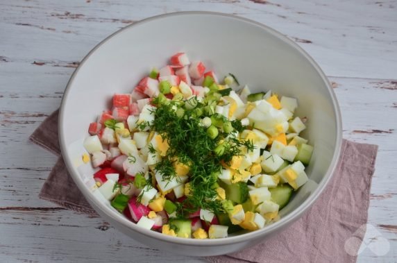 Salad with crab sticks, radishes and herbs: photo of recipe preparation, step 3