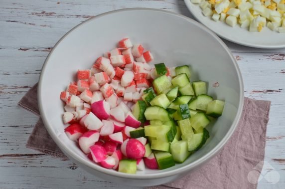 Salad with crab sticks, radishes and herbs: photo of recipe preparation, step 2