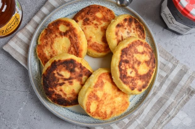 Cheesecakes with orange peel