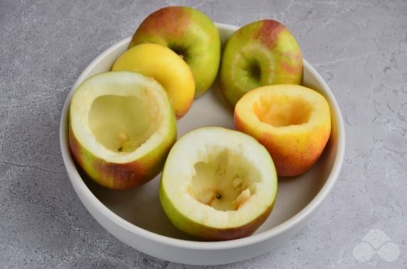 Apples baked with berries and honey: photo of recipe preparation, step 2