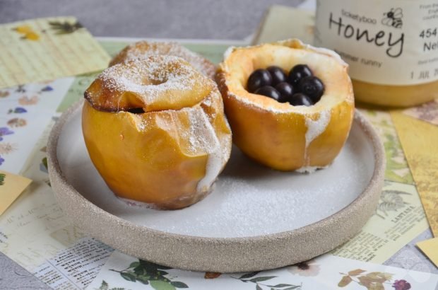 Apples baked with berries and honey