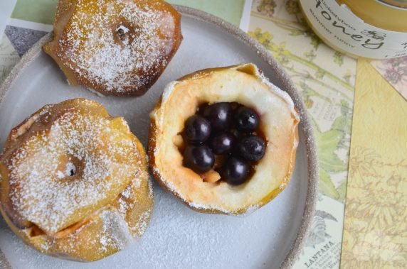 Apples baked with berries and honey: photo of recipe preparation, step 5