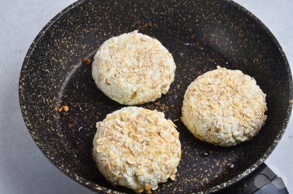 Cheesecakes with oatmeal: photo of recipe preparation, step 4