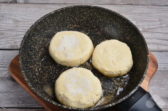 Cheesecakes with butter: photo of recipe preparation, step 3